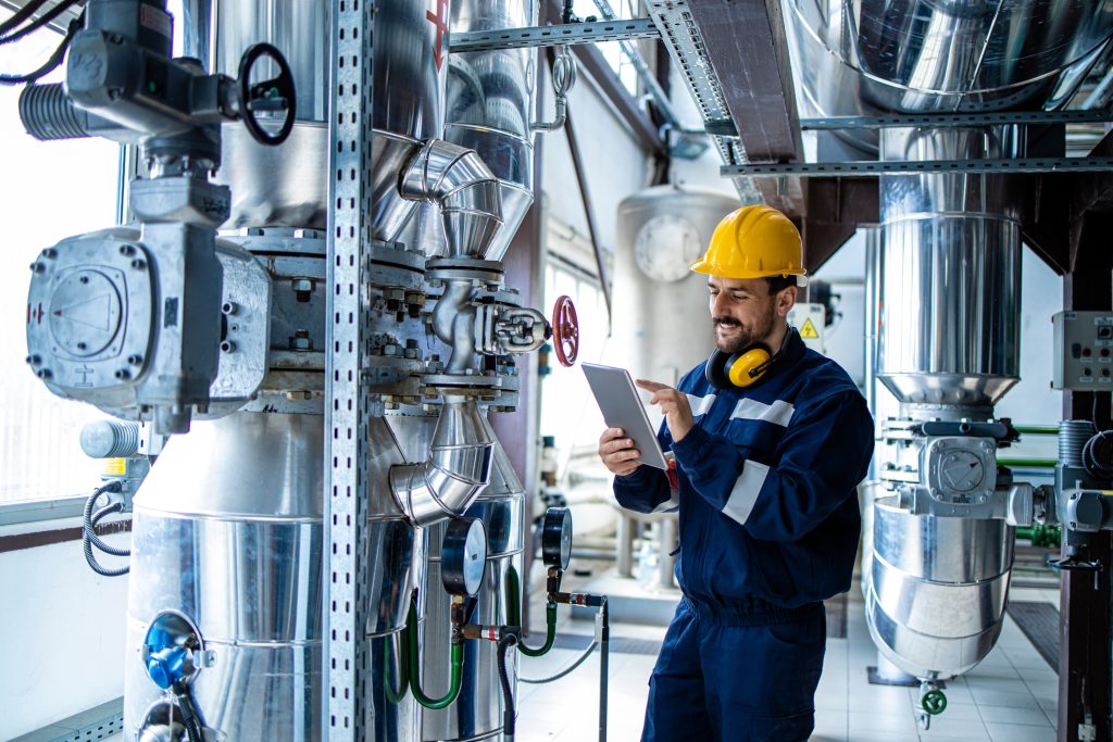 Medewerker technische groothandel gebruikt KMS software
